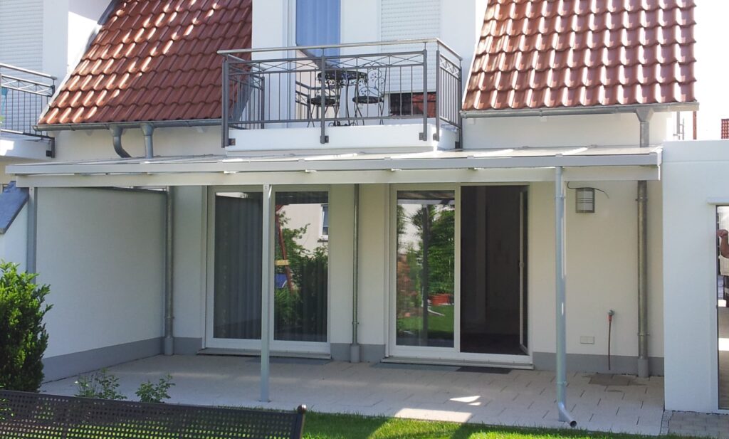 Breite Terrassenüberdachung