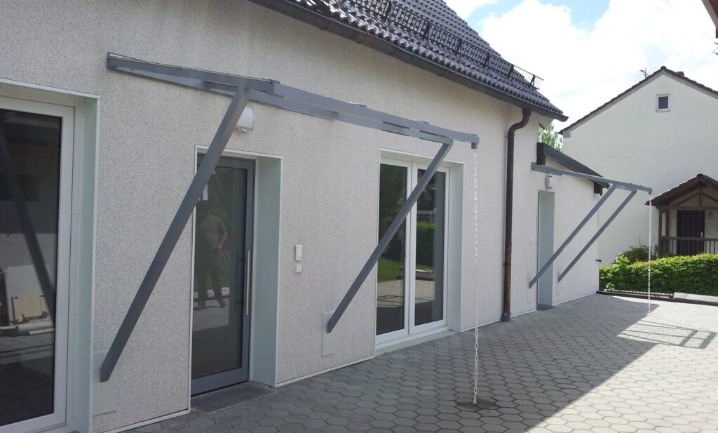 Einfache Haustürüberdachung